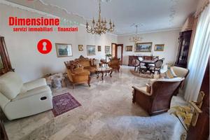 Appartamento di 195 m² con 4 locali e box auto a N
