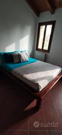letto in legno massello con doghe integrate 