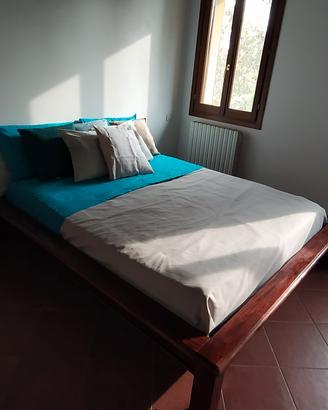 letto in legno massello con doghe integrate 