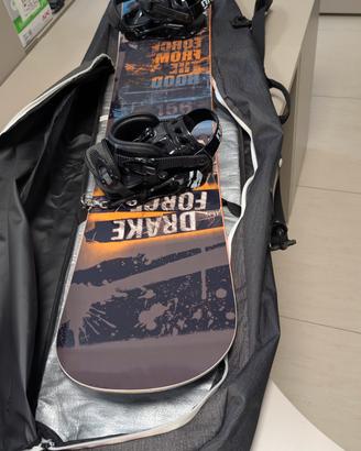snowboard nuovo mai usato con casco e occhiali 