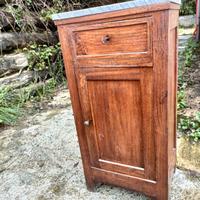 Comodino vintage con ripiano in marmo