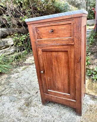 Comodino vintage con ripiano in marmo