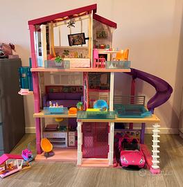 Grande casa di Barbie con tanti accessori