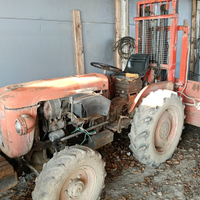 Trattrice agricola con elevatore a forche