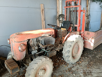 Trattrice agricola con elevatore a forche