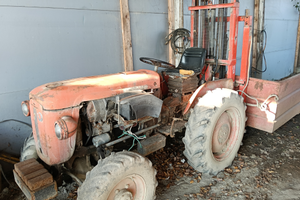 Trattrice agricola con elevatore a forche