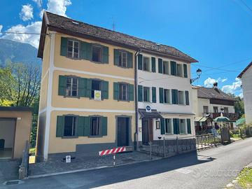 Casa singola con due unità e giardino