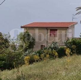 Cinisi Villa bifamiliare su 3 livelli con giardino