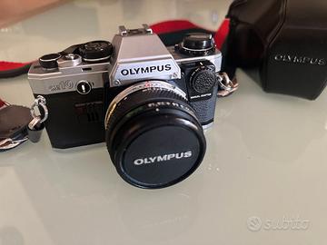 Olympus OM-10 con Manual Adapter, custodia e 50mm