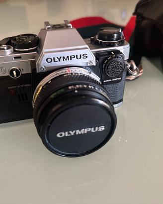 Olympus OM-10 con Manual Adapter, custodia e 50mm
