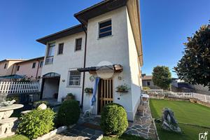 VILLA A SCHIERA A ROVATO