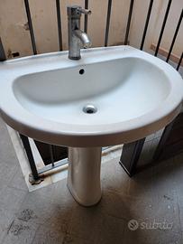 Lavandino con miscelatore 