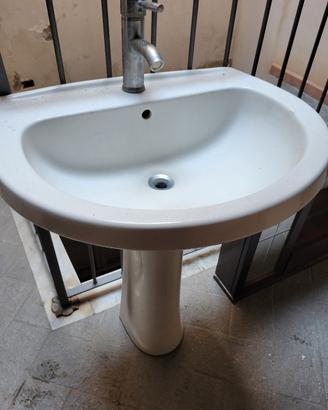 Lavandino con miscelatore 