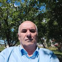 Operaio metalmeccanico pigatore di lamiere