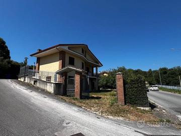 Villa di 350 m² con 5 locali e posto auto a Avelli