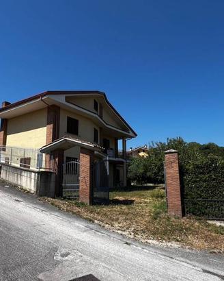 Villa di 350 m² con 5 locali e posto auto a Avelli