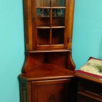Elegante Angoliera in Legno con Vetrina