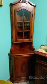 Elegante Angoliera in Legno con Vetrina