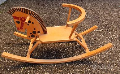 Cavallino a dondolo in legno