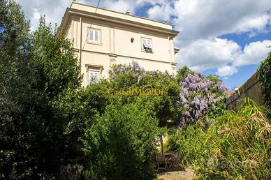 Villa di 1200 m² con più di 5 locali e posto auto 