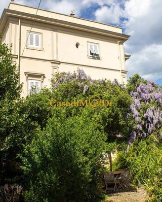 Villa di 1200 m² con più di 5 locali e posto auto 