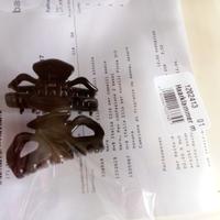 Due mollette per capelli nere nuove con cartellino