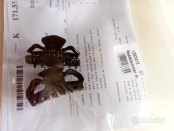 Due mollette per capelli nere nuove con cartellino