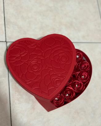 Scatola a cuore con rose fatte a mano
