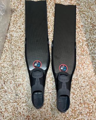 Pinne in carbonio semi -nuove