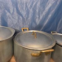 pentole in alluminio con manici metallici e coperc