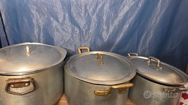 pentole in alluminio con manici metallici e coperc