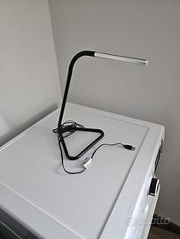 Lampada da tavolo a led nera