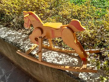 casetta per uccelli e cavallo a dondolo