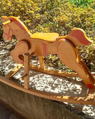 casetta per uccelli e cavallo a dondolo