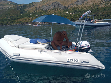 Gommone con motore fuoribordo