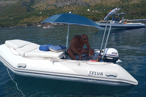 Gommone con motore fuoribordo