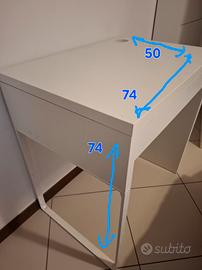 Piccola scrivania bianca