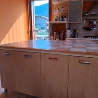 Isola per cucina artigianale in legno e ceramica.