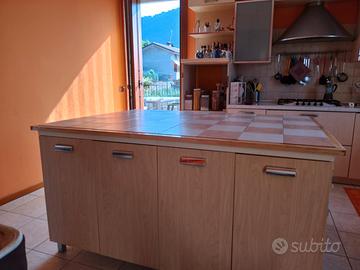 Isola per cucina artigianale in legno e ceramica.