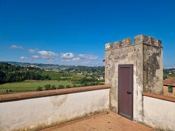 Porzione di casa con 5.000 mq di terreno attigui