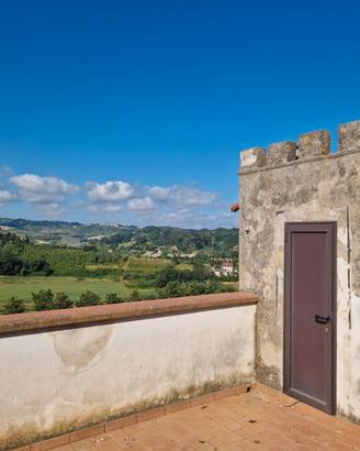 Porzione di casa con 5.000 mq di terreno attigui