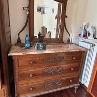 Cassettiera in legno massello con specchiera