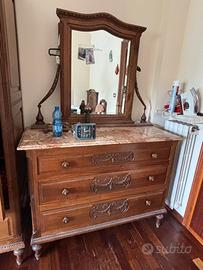 Cassettiera in legno massello con specchiera