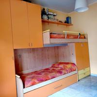 Cameretta moderna per ragazzi a soppalco Berloni. 