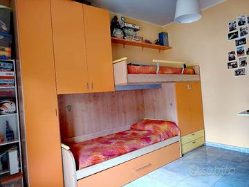 Cameretta moderna per ragazzi a soppalco Berloni. 