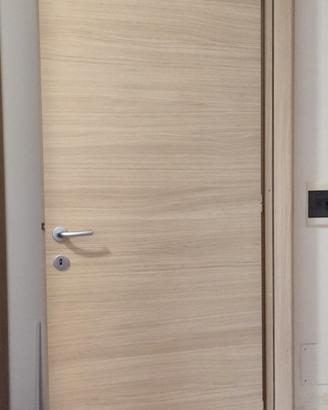 Porta per interno con maniglia) serratura 