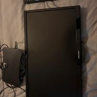 Televisore United con accessori