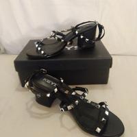 Sandali Keys in pelle con borchie.