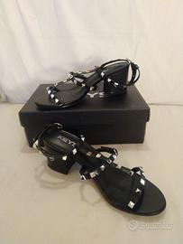 Sandali Keys in pelle con borchie.