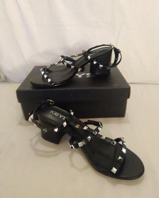 Sandali Keys in pelle con borchie.